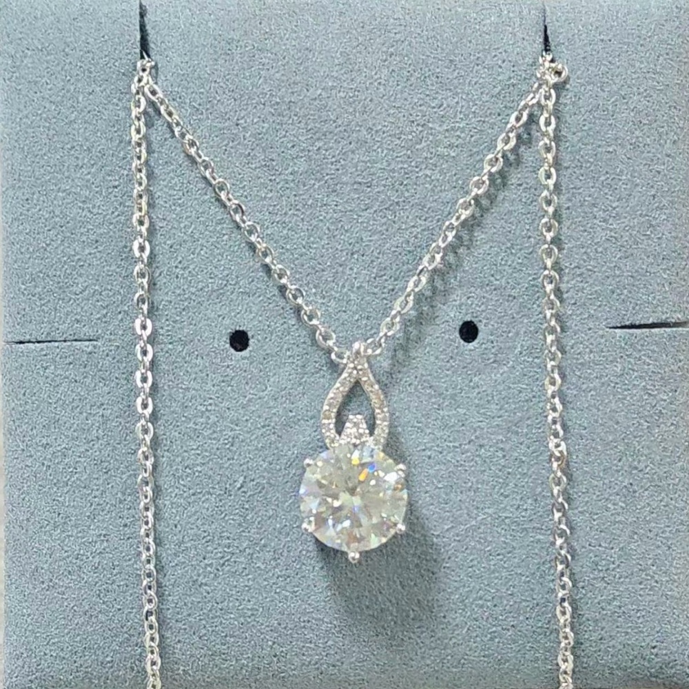 Elegant Silver Pendant Necklace